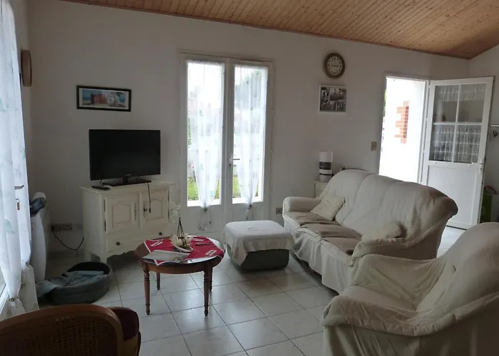 Maison Confortable A Pour 6 Pers., Proche - Fr-1-823-49 * Barbatre