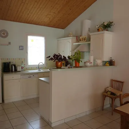 Maison Confortable A Pour 6 Pers., Proche - Fr-1-823-49 * Barbatre