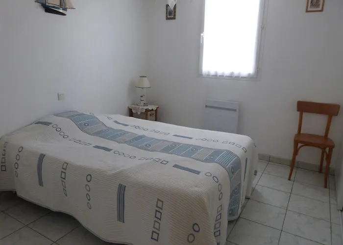 Hébergement de vacances Maison Confortable A Pour 6 Pers., Proche - Fr-1-823-49 *