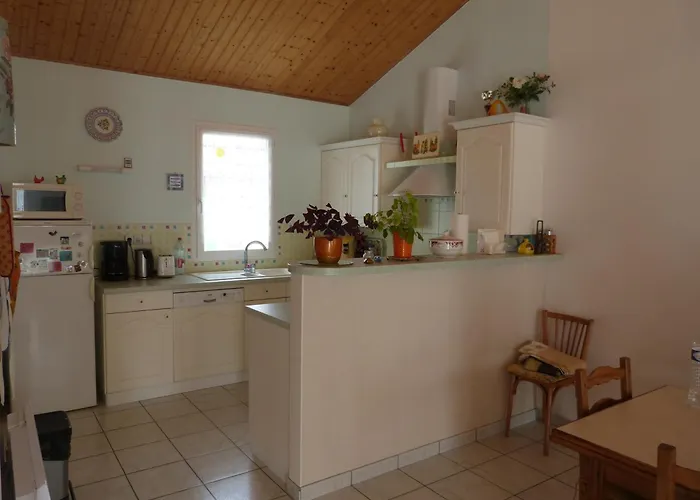 Maison Confortable A Pour 6 Pers., Proche - Fr-1-823-49 * Barbâtre